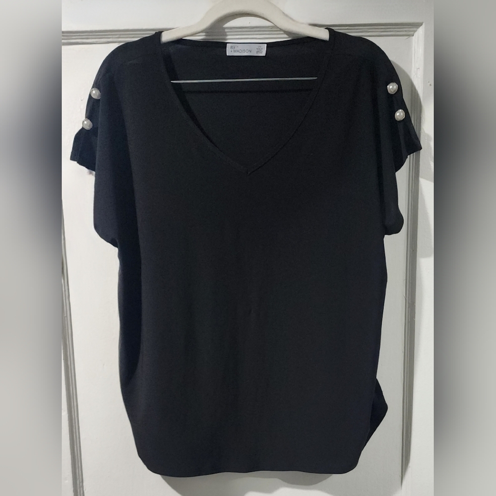 🌷NWOT 89th & Madison Black V-Neck Short Sleeve Top with Pearl Shoulder Buttons - Picture 3 of 6